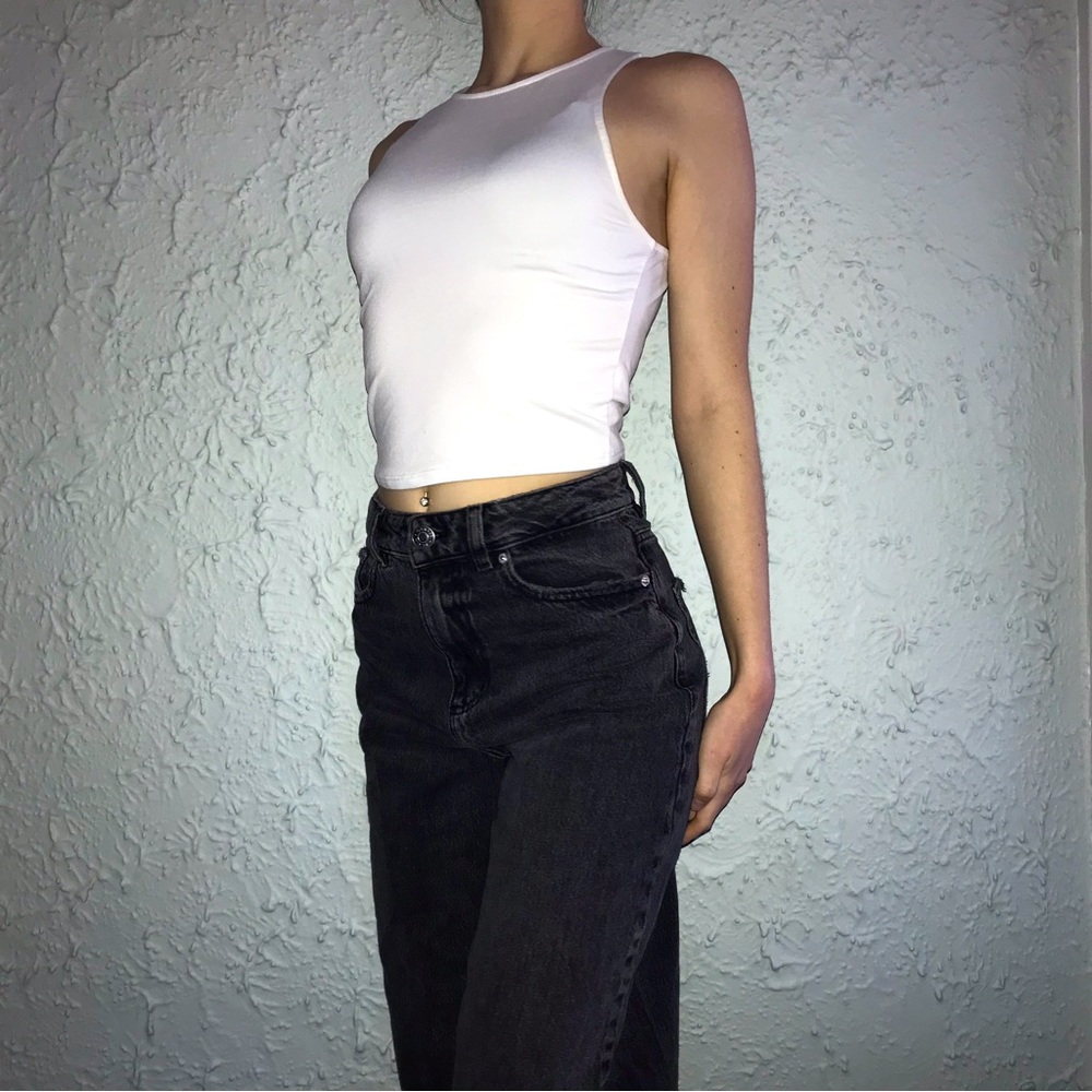 GAZE White Sleeveless Crop Top